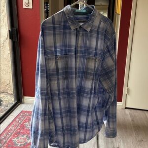 Classic plaid Tommy Bahama menswear shirt
Size XL
